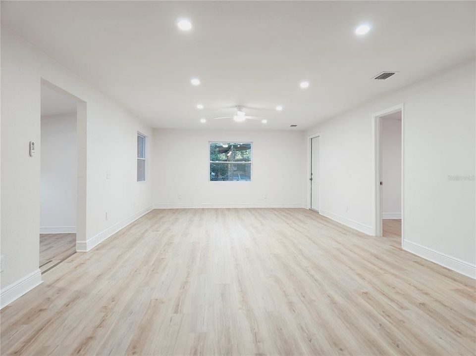 На продажу: $420,000 (4 спален, 2 ванн, 1960 Квадратных фут)