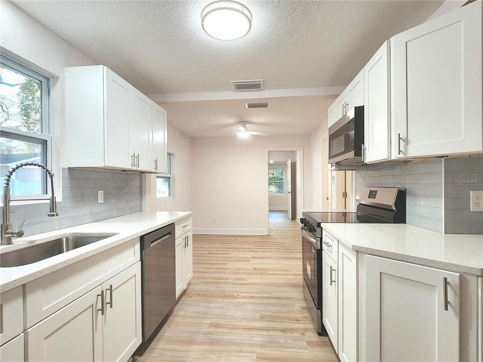 На продажу: $420,000 (4 спален, 2 ванн, 1960 Квадратных фут)