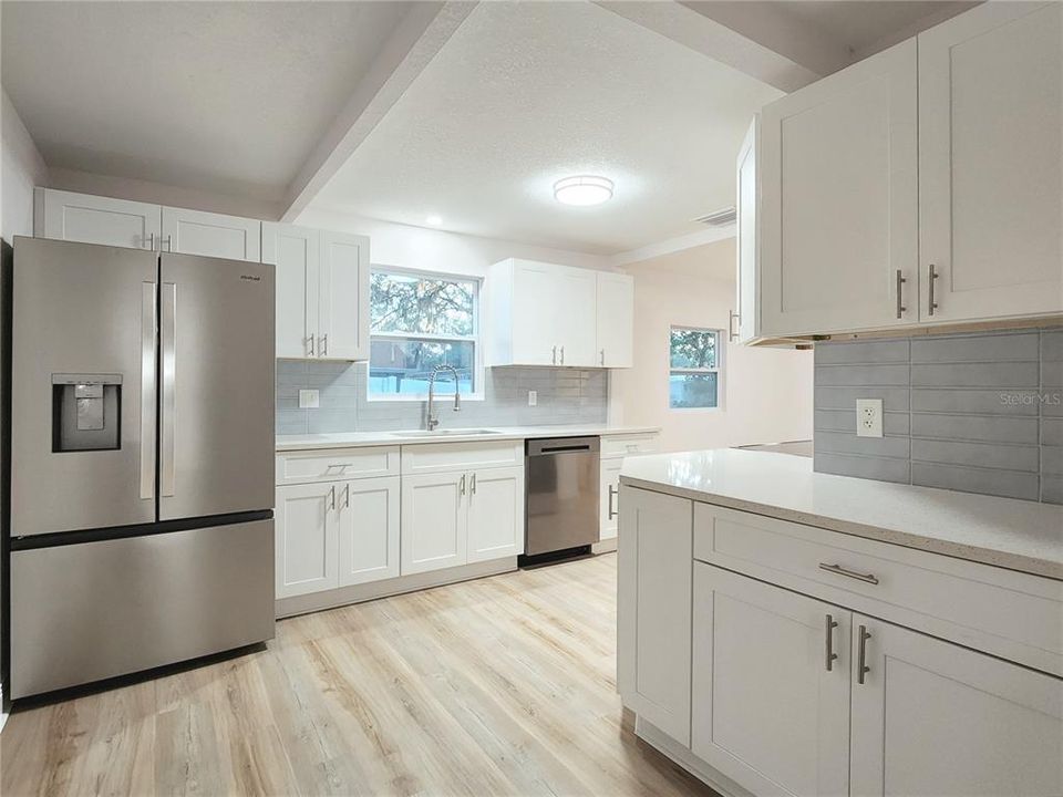 На продажу: $420,000 (4 спален, 2 ванн, 1960 Квадратных фут)