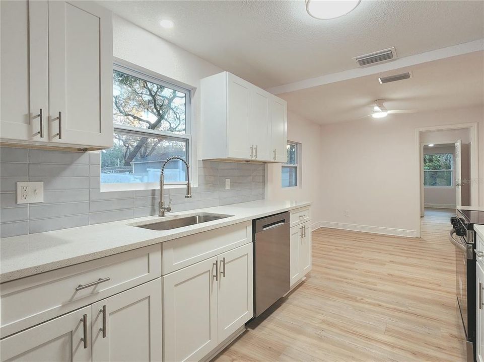 На продажу: $420,000 (4 спален, 2 ванн, 1960 Квадратных фут)