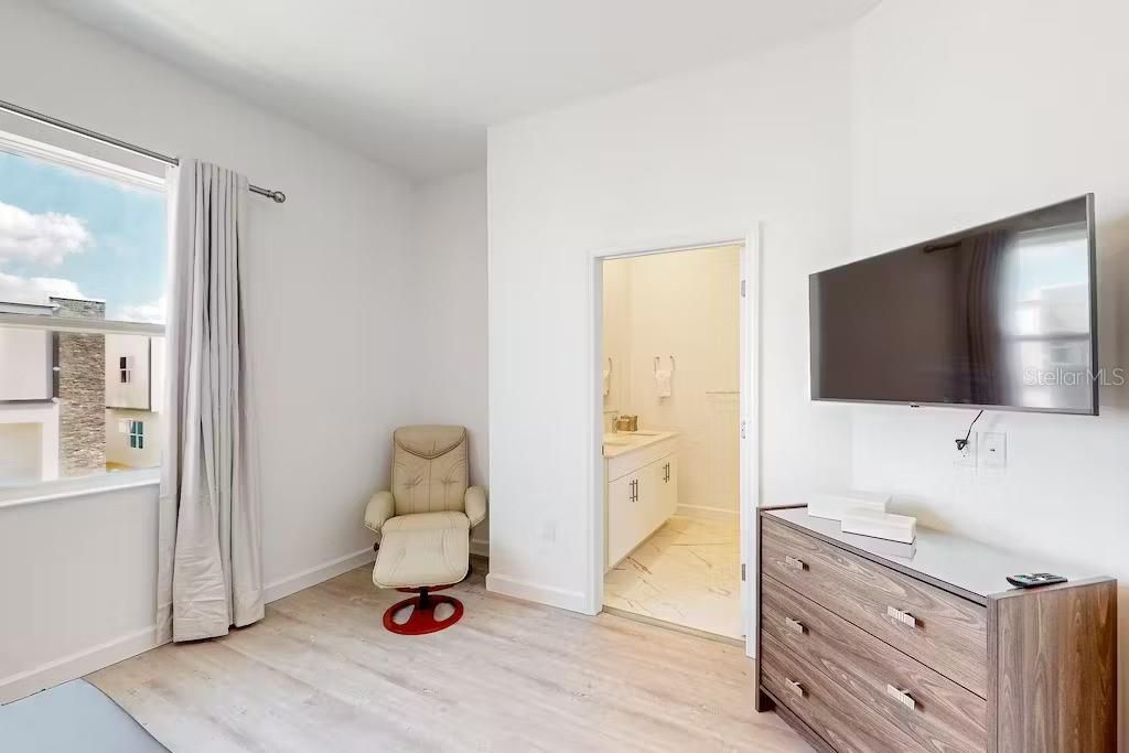 For Sale: $389,000 (4 beds, 4 baths, 1916 Square Feet)