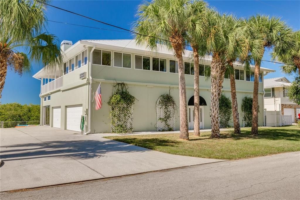 For Sale: $1,100,000 (3 beds, 2 baths, 3888 Square Feet)