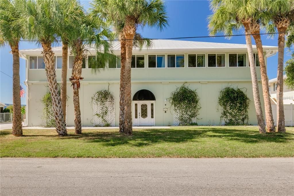 For Sale: $1,100,000 (3 beds, 2 baths, 3888 Square Feet)