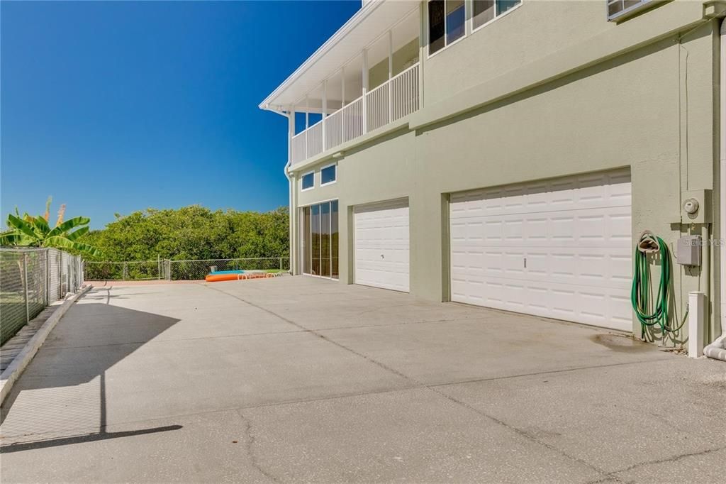 For Sale: $1,100,000 (3 beds, 2 baths, 3888 Square Feet)