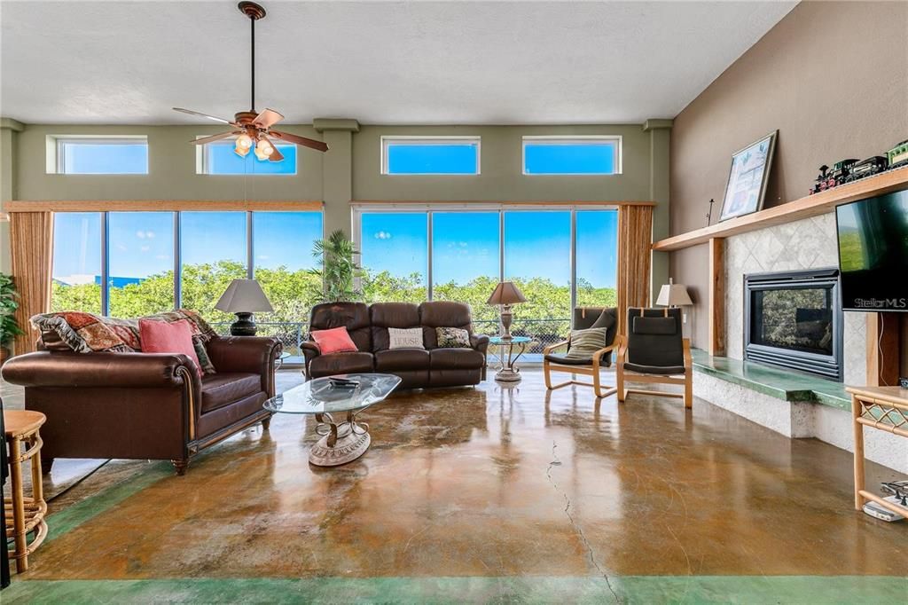 For Sale: $1,100,000 (3 beds, 2 baths, 3888 Square Feet)