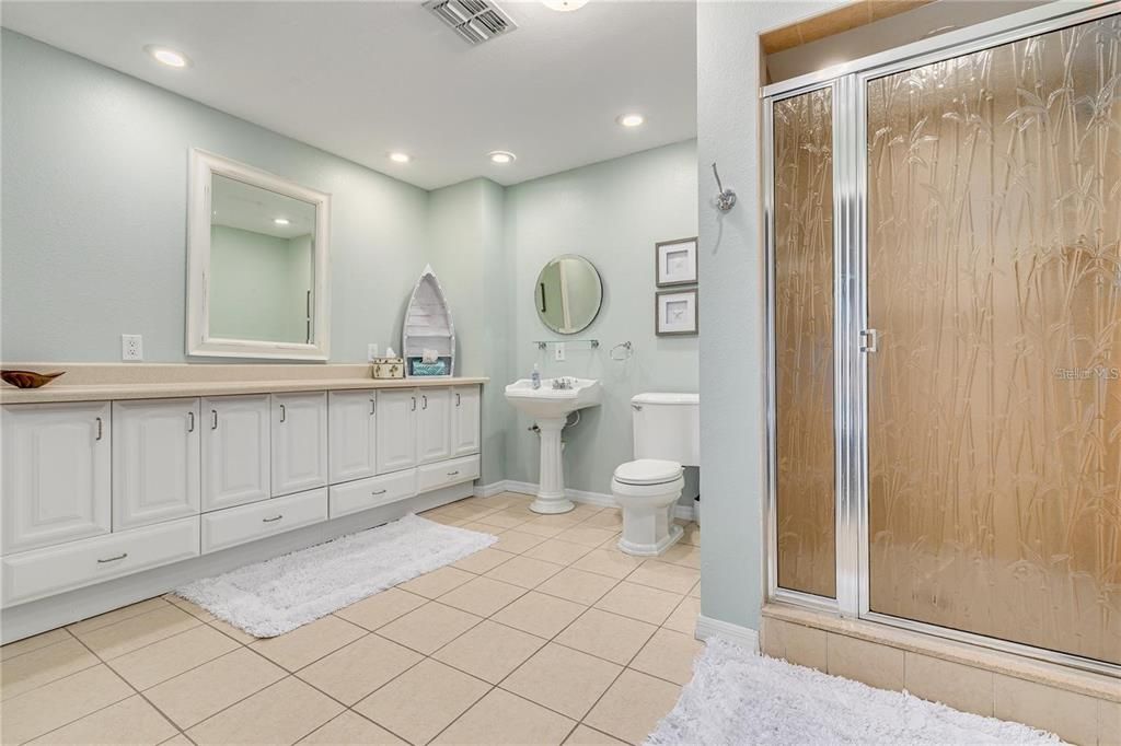 For Sale: $1,100,000 (3 beds, 2 baths, 3888 Square Feet)