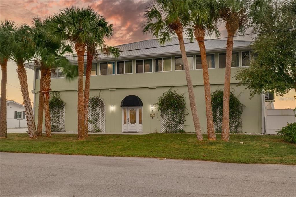 For Sale: $1,100,000 (3 beds, 2 baths, 3888 Square Feet)