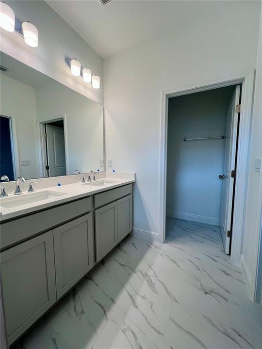 For Sale: $499,990 (4 beds, 2 baths, 1884 Square Feet)