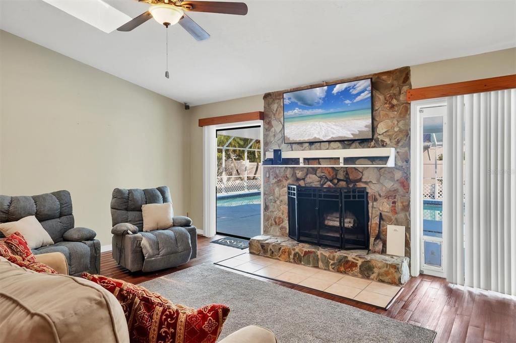 For Sale: $459,400 (3 beds, 2 baths, 1580 Square Feet)