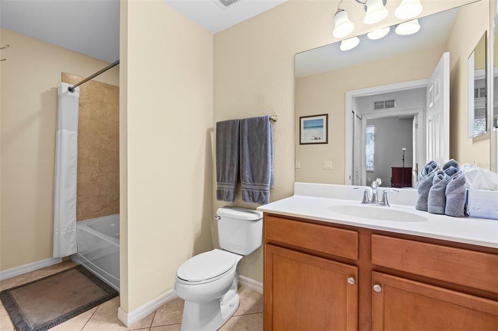 For Sale: $228,000 (2 beds, 2 baths, 1121 Square Feet)