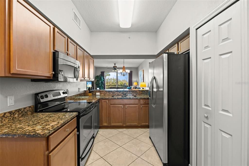 For Sale: $228,000 (2 beds, 2 baths, 1121 Square Feet)