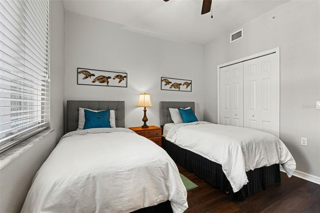 For Sale: $228,000 (2 beds, 2 baths, 1121 Square Feet)