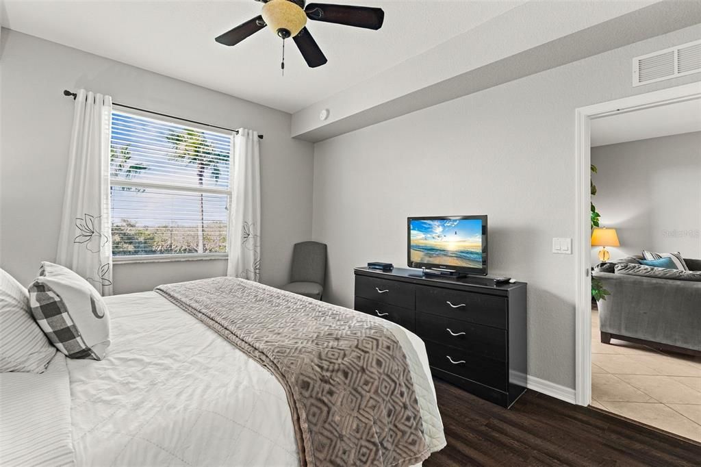 For Sale: $228,000 (2 beds, 2 baths, 1121 Square Feet)