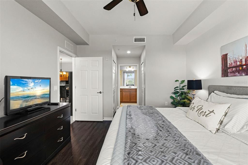 For Sale: $228,000 (2 beds, 2 baths, 1121 Square Feet)