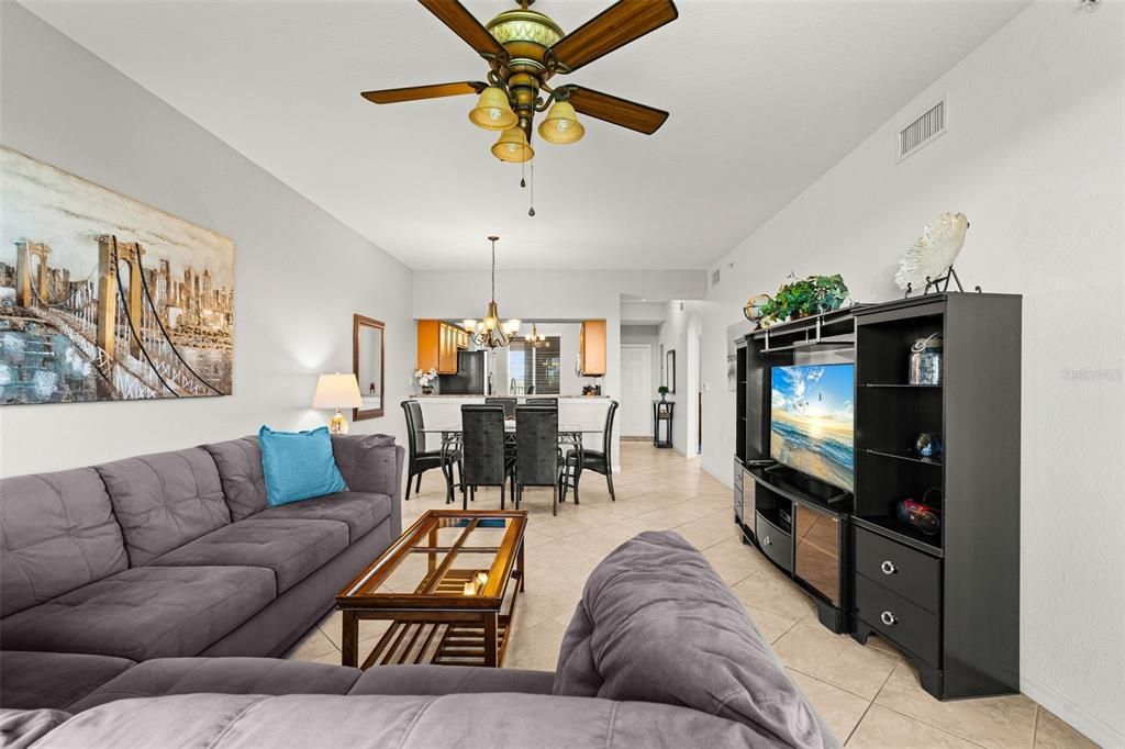 For Sale: $228,000 (2 beds, 2 baths, 1121 Square Feet)