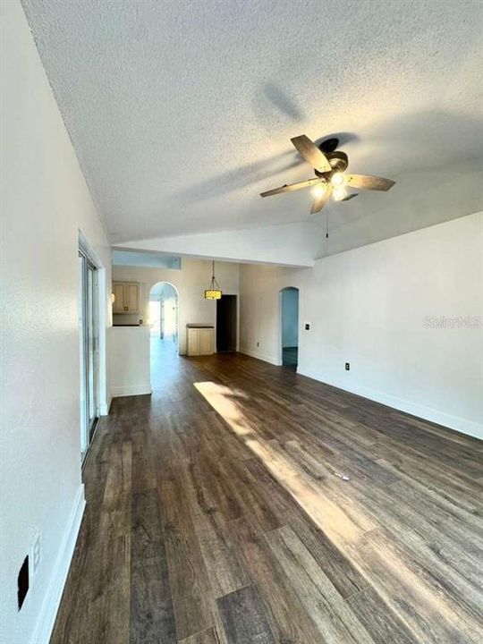 For Rent: $2,150 (3 beds, 1 baths, 1946 Square Feet)