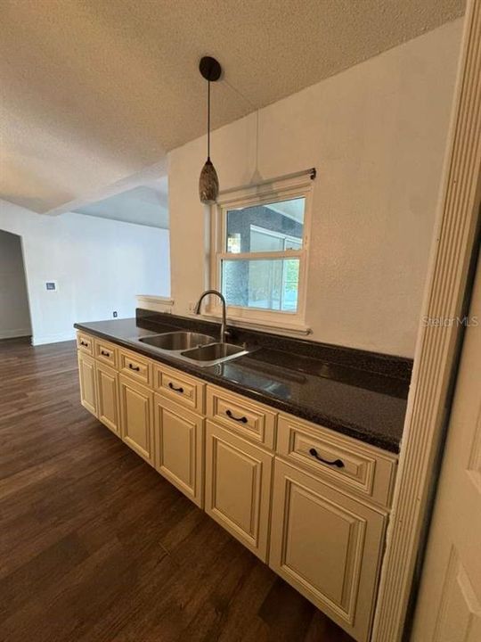 For Rent: $2,150 (3 beds, 1 baths, 1946 Square Feet)