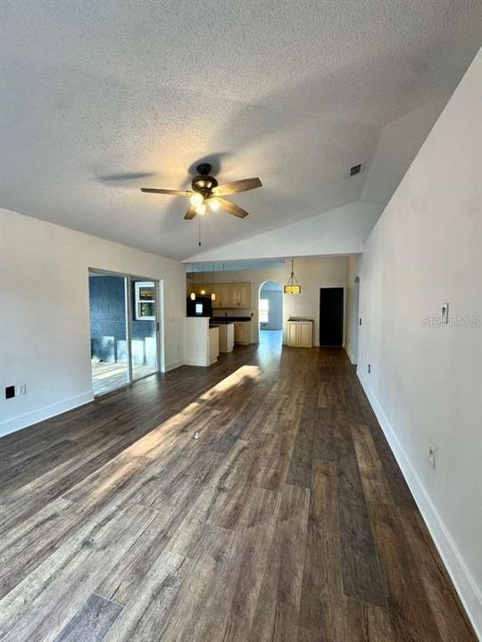 For Rent: $2,150 (3 beds, 1 baths, 1946 Square Feet)