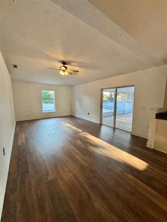 For Rent: $2,150 (3 beds, 1 baths, 1946 Square Feet)