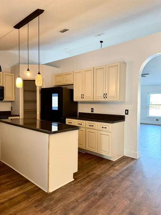 For Rent: $2,150 (3 beds, 1 baths, 1946 Square Feet)