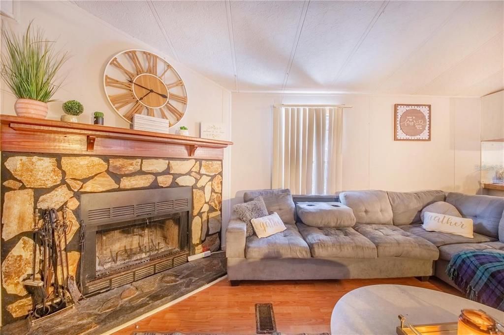 待售: $125,000 (2 贝兹, 2 浴室, 840 平方英尺)