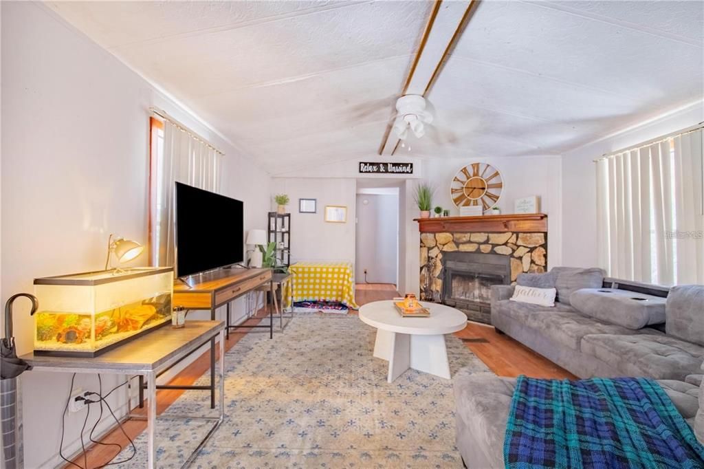 待售: $125,000 (2 贝兹, 2 浴室, 840 平方英尺)