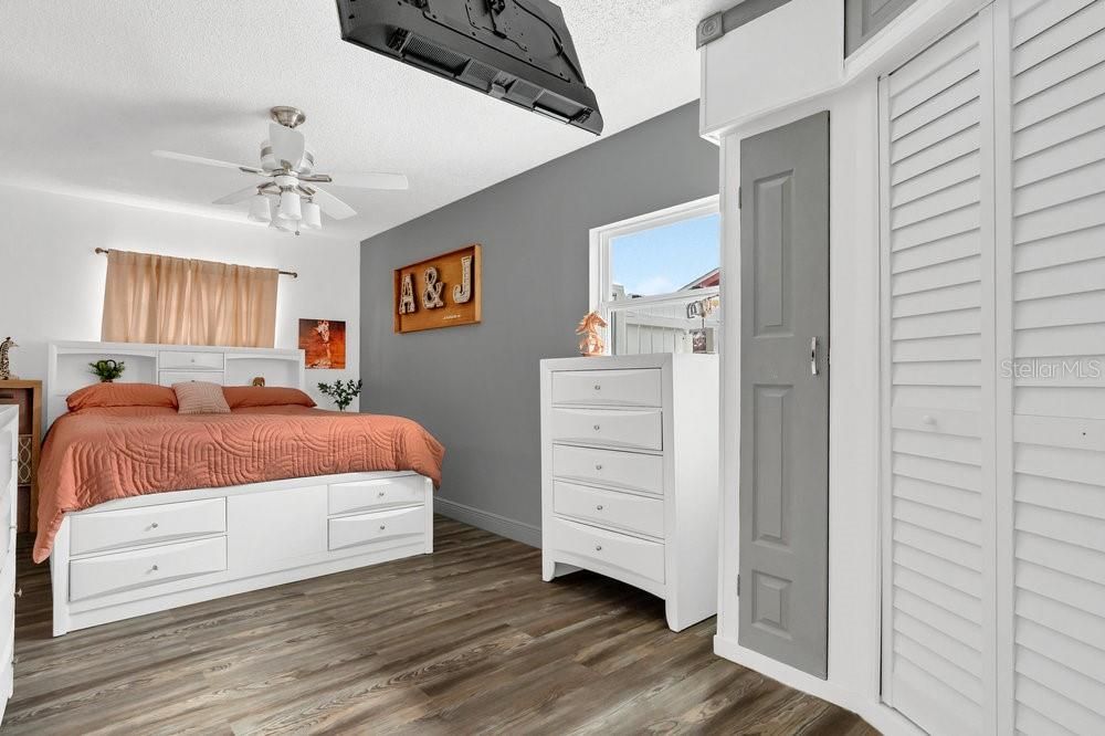 For Sale: $360,000 (3 beds, 2 baths, 1367 Square Feet)