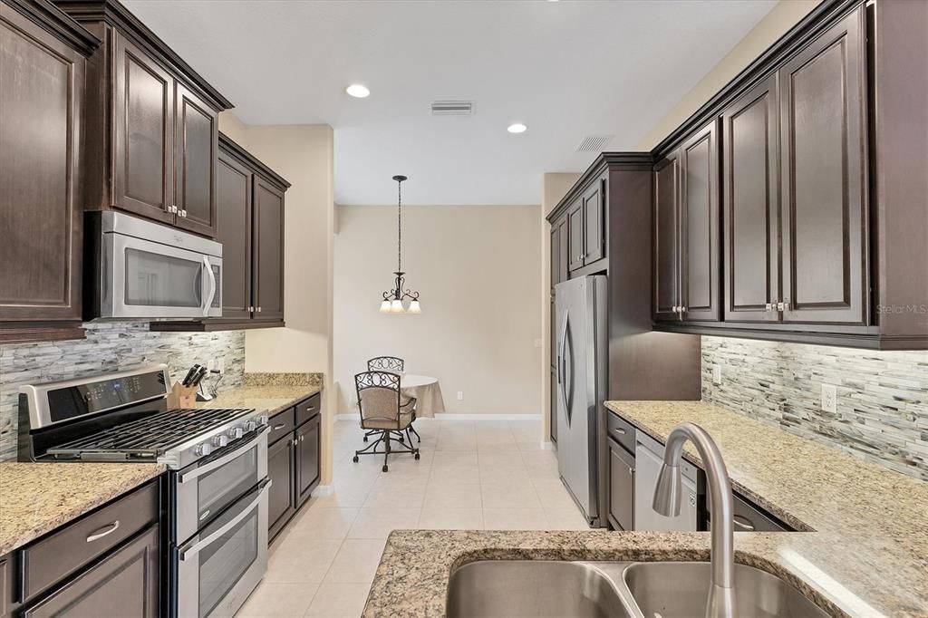 For Sale: $595,000 (2 beds, 2 baths, 1901 Square Feet)