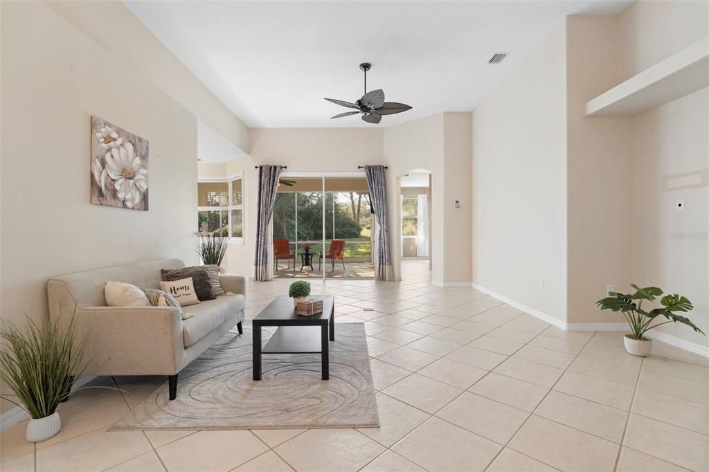 En Venta: $410,000 (3 camas, 2 baños, 1901 Pies cuadrados)