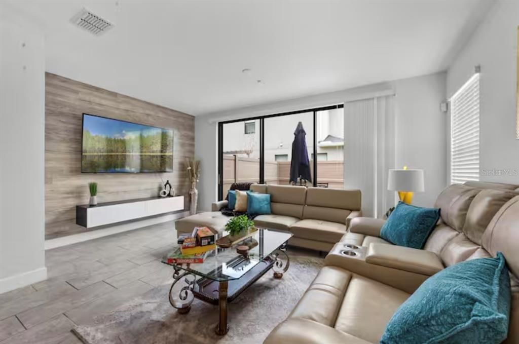 For Rent: $2,800 (3 beds, 2 baths, 1379 Square Feet)