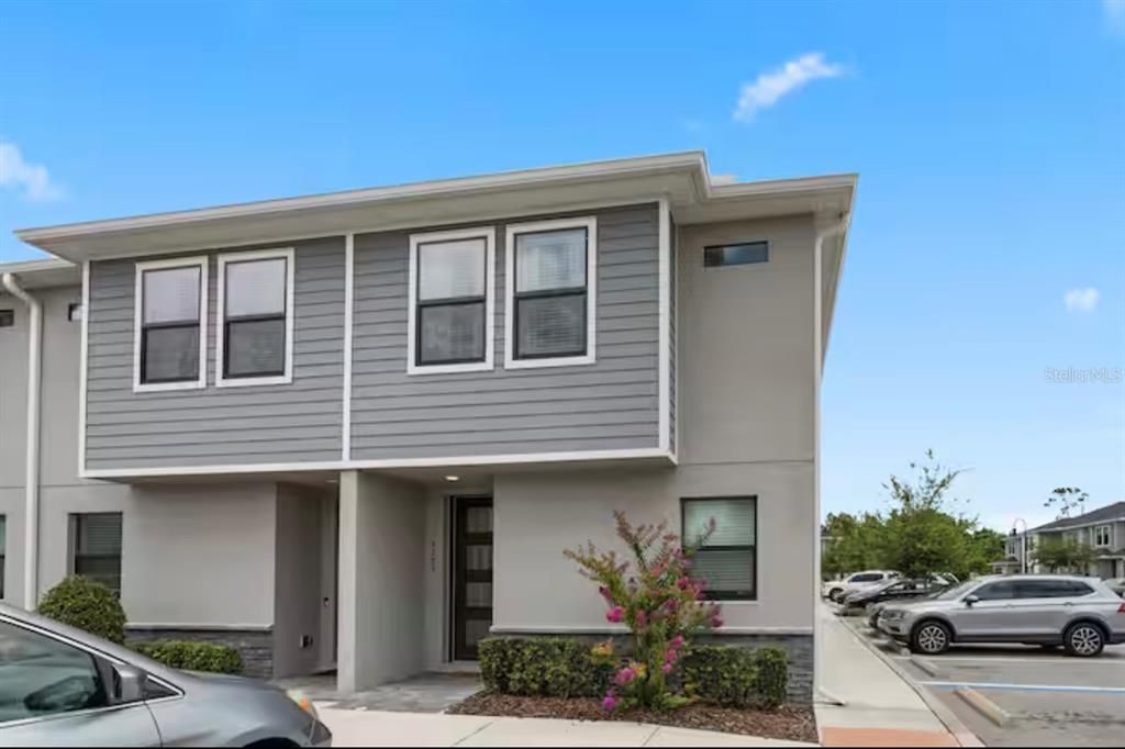 For Rent: $2,800 (3 beds, 2 baths, 1379 Square Feet)