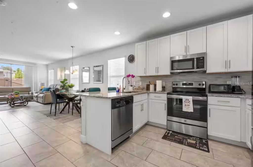 For Rent: $2,800 (3 beds, 2 baths, 1379 Square Feet)