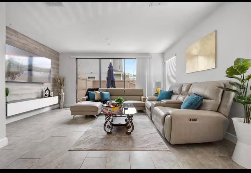 For Rent: $2,800 (3 beds, 2 baths, 1379 Square Feet)