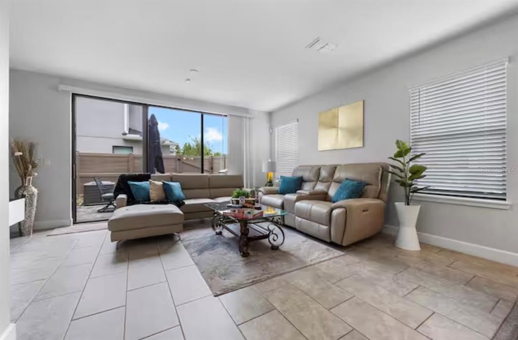 For Rent: $2,800 (3 beds, 2 baths, 1379 Square Feet)