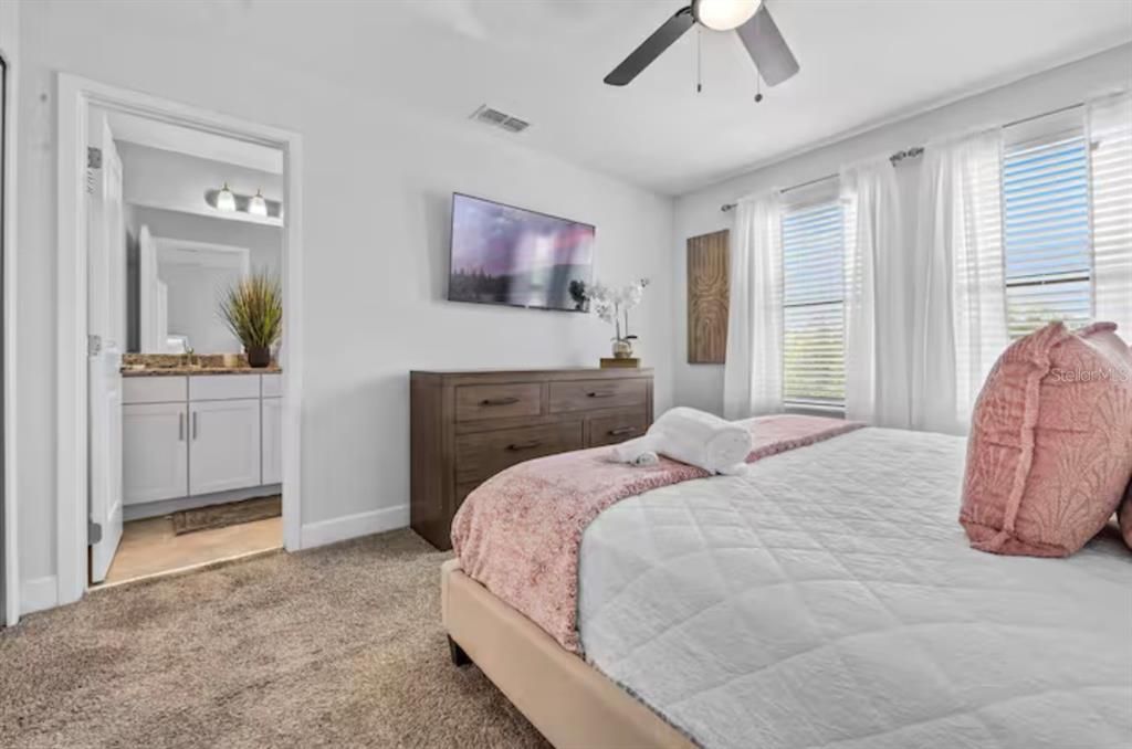 For Rent: $2,800 (3 beds, 2 baths, 1379 Square Feet)