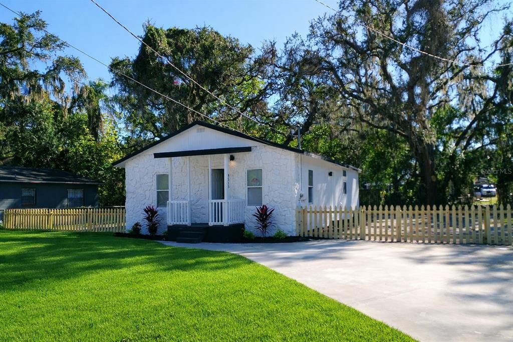 For Sale: $269,000 (3 beds, 2 baths, 864 Square Feet)