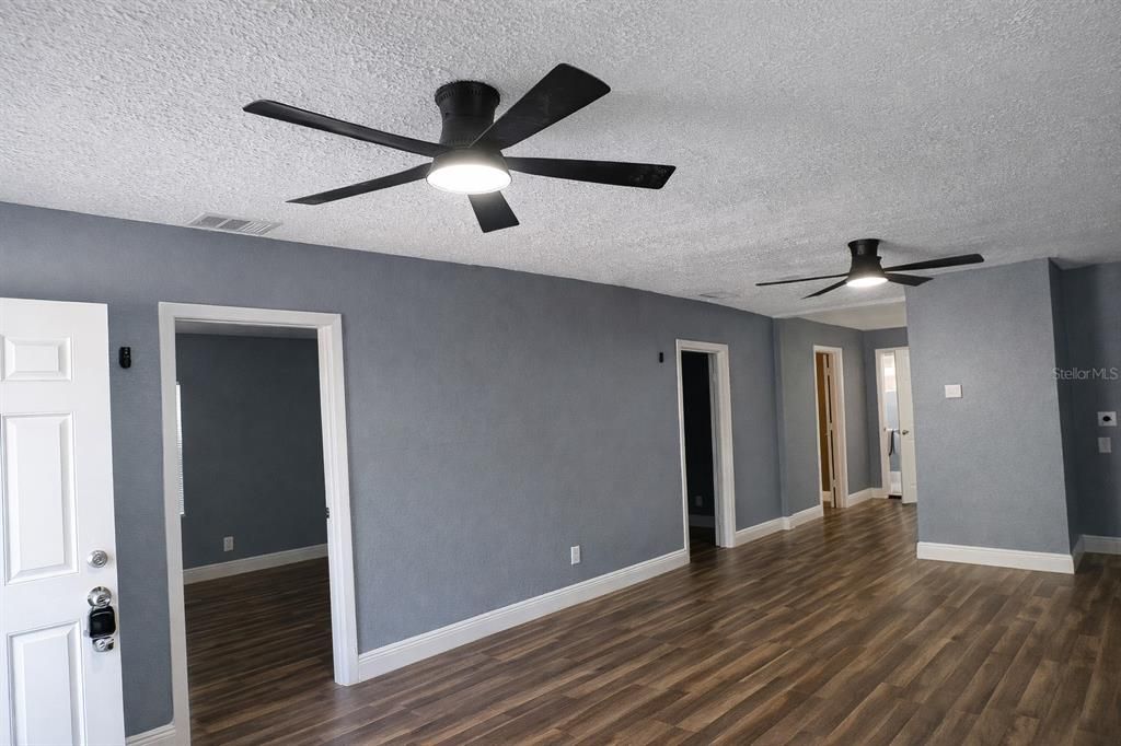 For Sale: $269,000 (3 beds, 2 baths, 864 Square Feet)