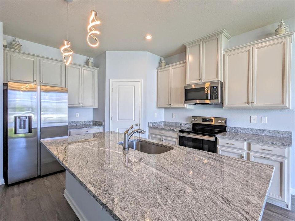 For Rent: $2,795 (4 beds, 2 baths, 1808 Square Feet)