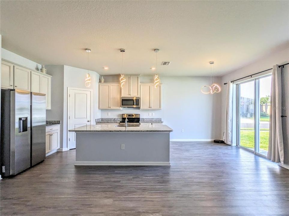 For Rent: $2,795 (4 beds, 2 baths, 1808 Square Feet)