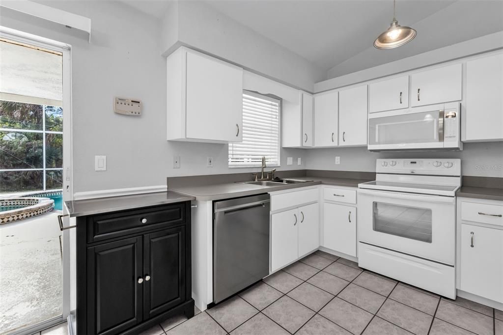 For Sale: $279,000 (3 beds, 2 baths, 1140 Square Feet)