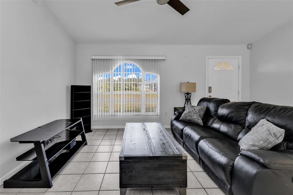 For Sale: $279,000 (3 beds, 2 baths, 1140 Square Feet)