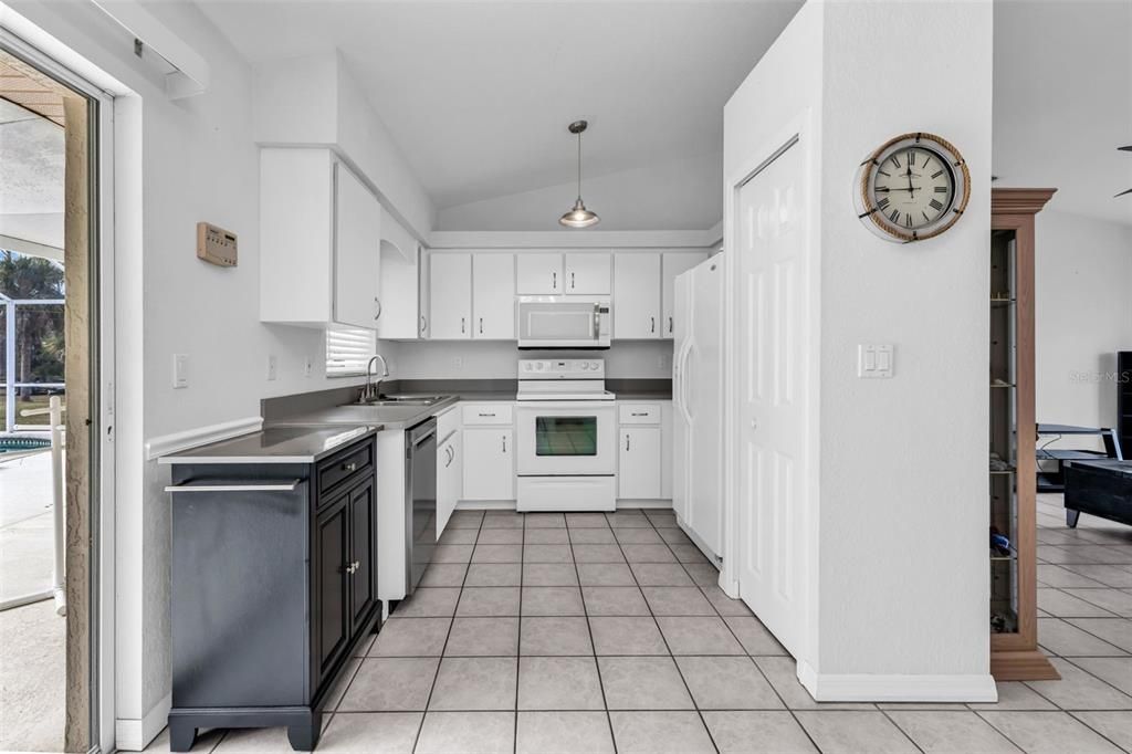 For Sale: $279,000 (3 beds, 2 baths, 1140 Square Feet)