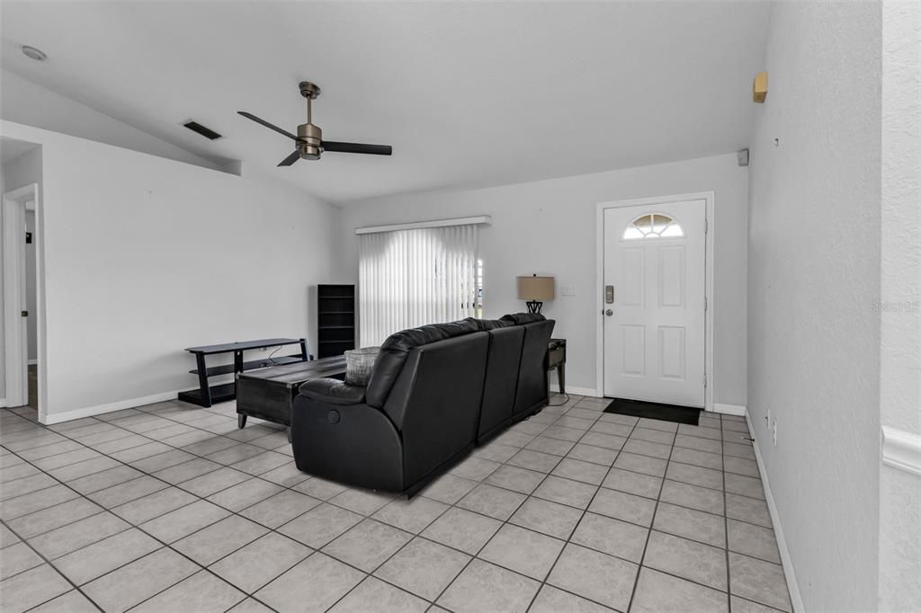 For Sale: $279,000 (3 beds, 2 baths, 1140 Square Feet)