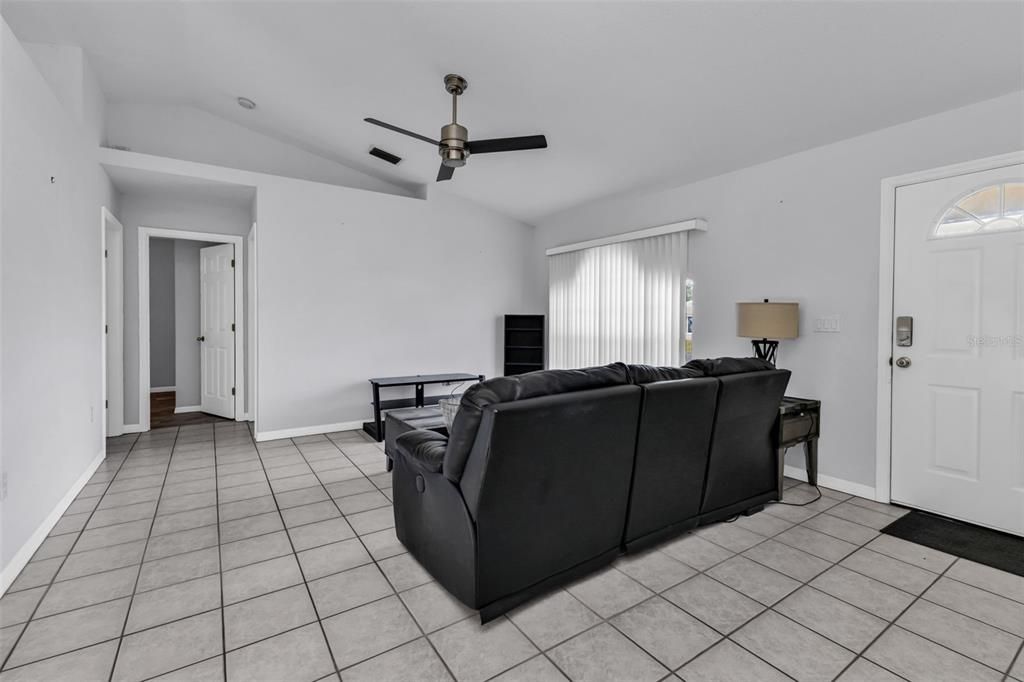 For Sale: $279,000 (3 beds, 2 baths, 1140 Square Feet)