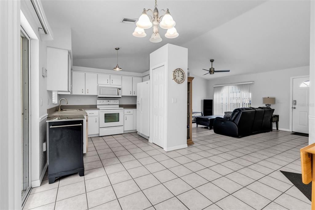 For Sale: $279,000 (3 beds, 2 baths, 1140 Square Feet)