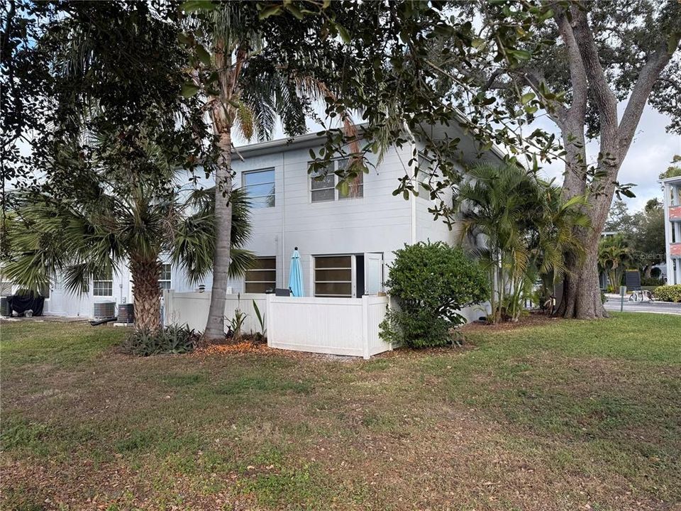 На продажу: $109,900 (2 спален, 1 ванн, 835 Квадратных фут)