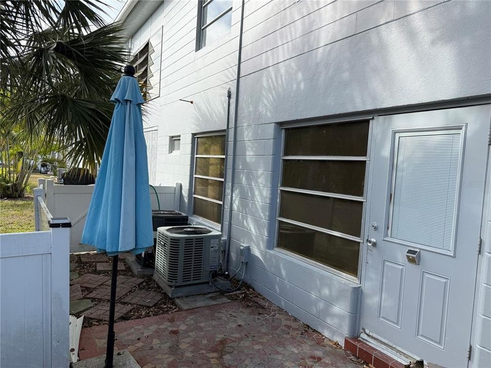 На продажу: $109,900 (2 спален, 1 ванн, 835 Квадратных фут)