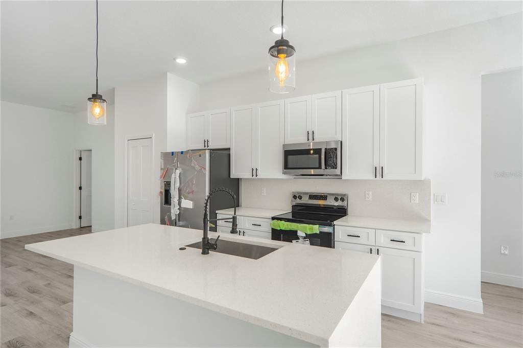 En Venta: $309,990 (4 camas, 3 baños, 1897 Pies cuadrados)