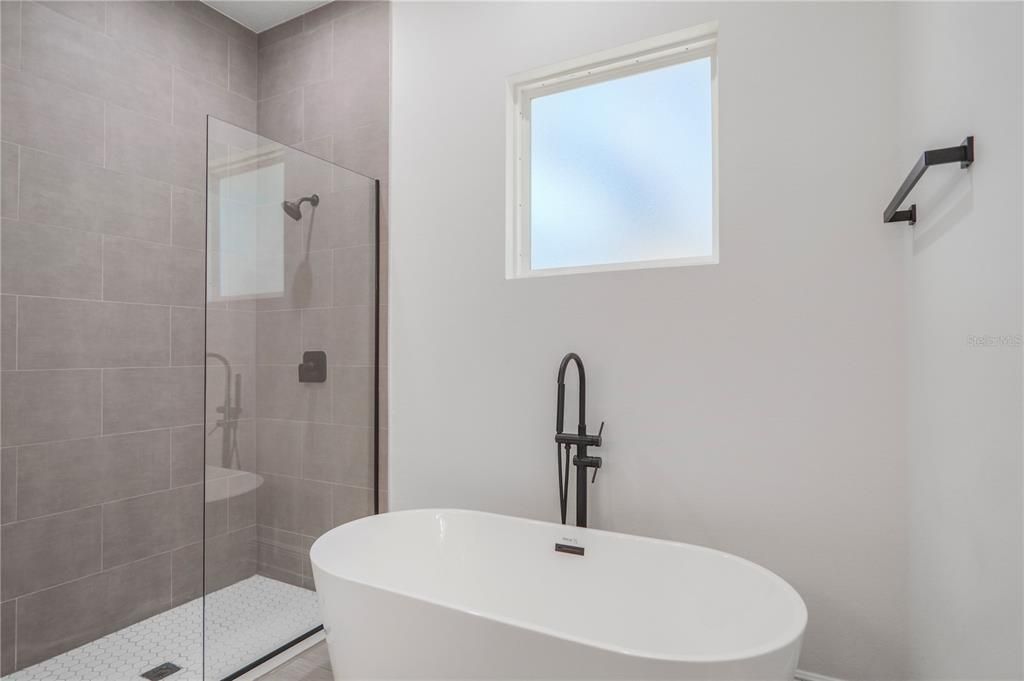 En Venta: $309,990 (4 camas, 3 baños, 1897 Pies cuadrados)