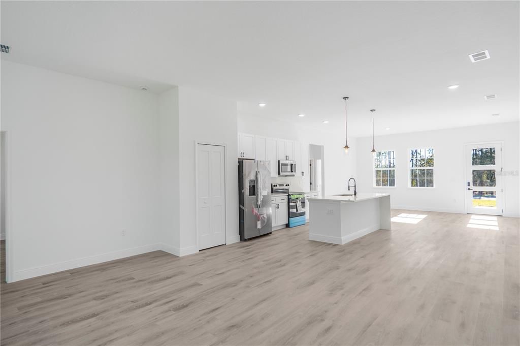 En Venta: $309,990 (4 camas, 3 baños, 1897 Pies cuadrados)